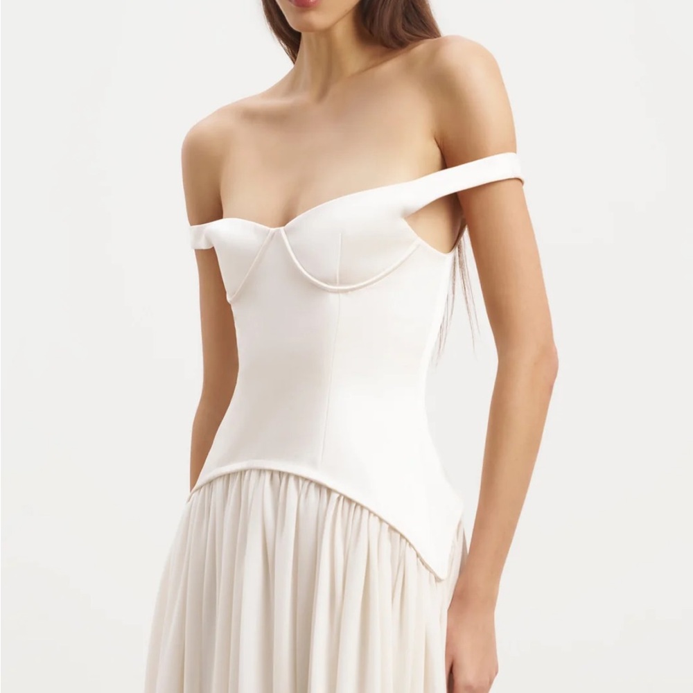 Off-Shoulder Ivory Bridal Gown with Fitted Bodice - Picture 3 of 4